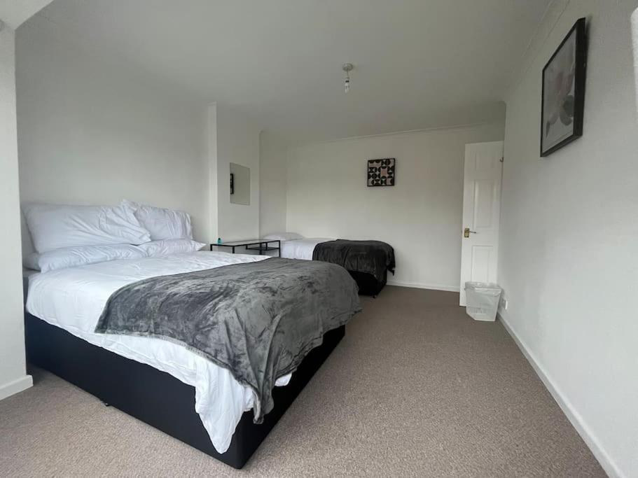 Spacious 4 Bed Home Near Nec, Jlr & Airport Parking For 3 Cars Ideal For Contractors! Solihull Luaran gambar